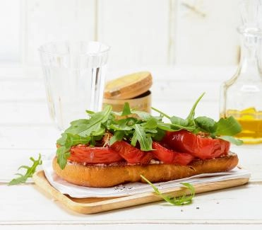 2015-07-gebackene-tomaten-mit-frischkaese-auf-roestbrot